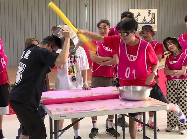 与小钟对战，李易（右）动作快狠准。（台视提供）