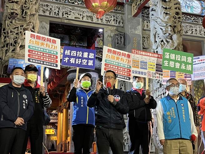 国民党副秘书长罗智强12日到观音甘泉寺夜宿宣讲。（陈梦茹摄）