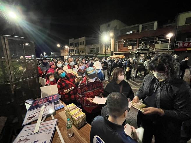 现场约有5、60名民眾聚集，民眾纷纷排队要让国民党副秘书长罗智强签书。（陈梦茹摄）