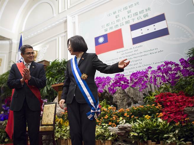 今年適逢台灣與宏都拉斯建交80週年，宏國總統葉南德茲今天晚間抵台參訪。圖為2016年10月3蔡英文總統以國宴款待宏都拉斯共和國總統葉南德茲伉儷。（總統府資料照片）