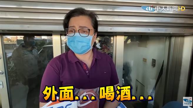 被记者问到儿子有没有前科时，陈男母亲语塞2秒后竟称「小孩外面喝酒闹来闹去很正常」，遭网友炮轰离谱。(图／中天新闻)