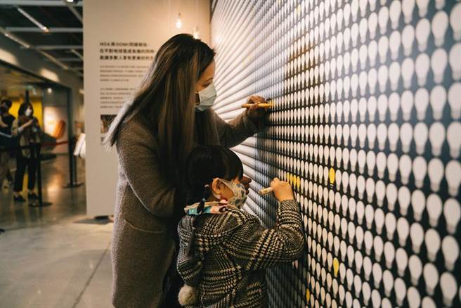 打造能源贫户漆黑屋，IKEA新店店邀民眾一同现场体验与关怀弱势家庭，现场连署享IKEA冰淇淋及台新卡友专属消费满额礼。（图／台新银行提供）

