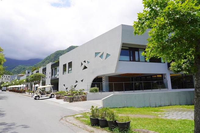 位於宜蘭礁溪五峰旗風景區的「呆水溫泉」即日起至11月30日限時祭出2大優惠的泡湯方案。（何書青攝）
