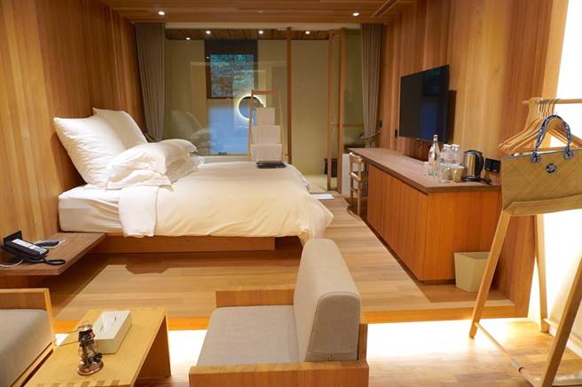 「呆水溫泉」房型多以溫暖舒心的木質色設計，房客在房內就能直接泡湯；圖為「森 套房」。（何書青攝）