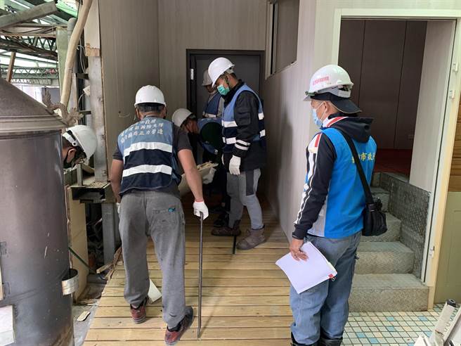 新北市永和店仔街福德楼是加盖违章建筑且潜藏公共安全危机，市府10日起执行强制拆除。（永和警分局提供）