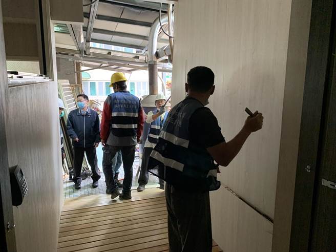 新北市永和店仔街福德楼是加盖违章建筑且潜藏公共安全危机，市府10日起执行强制拆除。（永和警分局提供）