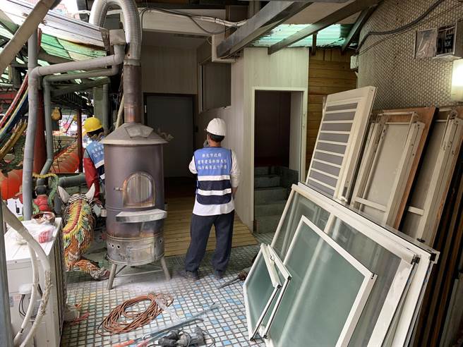 新北市永和店仔街福德楼是加盖违章建筑且潜藏公共安全危机，市府10日起执行强制拆除。（永和警分局提供）