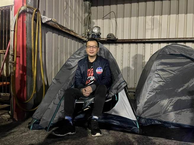 国民党副秘书长罗智强12日晚间夜宿在观音区党部门口。（陈梦茹摄）
