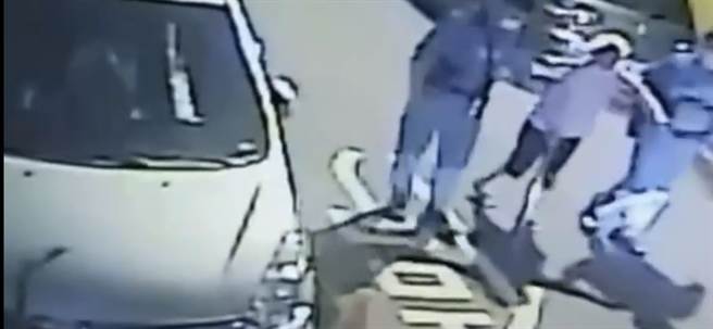 新北市中和警分局警员助90岁林姓妇人返家。（中和警分局提供）