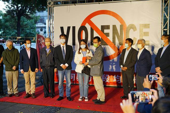 逢甲大学举办祈福活动，师生为因车祸擦撞被打重伤的宋姓大学生祈福。(林欣仪摄)