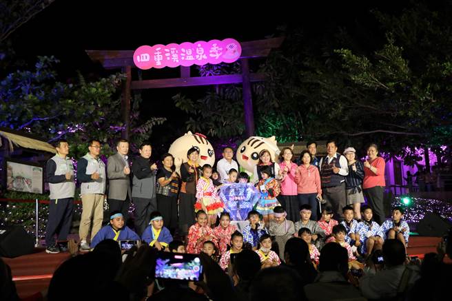 眾所期待的屏東四重溪溫泉季12日晚間正式登場，白色及櫻粉色系燈飾鋪設出的大面積夢幻燈海，成功營造出北國冬春交替之際的氛圍，在粉紅櫻花海渲染下美不勝收。（謝佳潾攝）