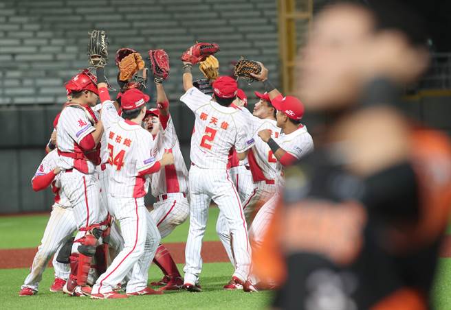 味全龙击败统一狮，夺下4连胜。（郑任南摄）