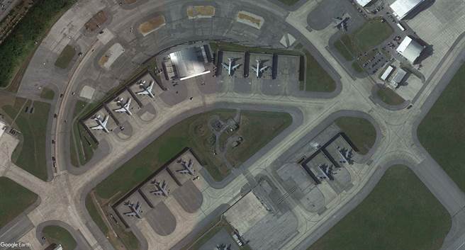 驻扎日本的美军嘉手纳基地停了数架E-3哨兵全天候空中预警机，显然已被中共设定为导弹打击目标。（图／Google Map)