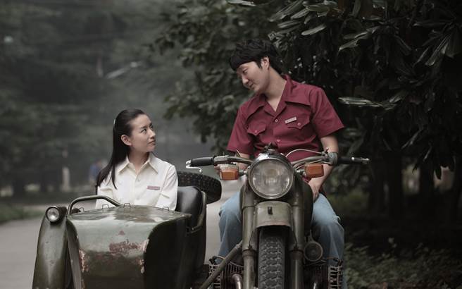 王大治（右）在《請你原諒我》對董潔（左）窮追不捨，現實中兩人也滋生愛苗。 (年代提供) 