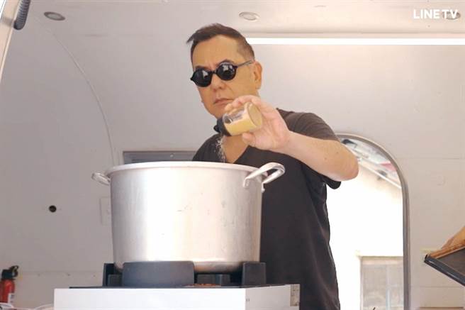 卖前发现滷肉出问题，黄秋生立刻狂撒糖、酱油补救。（LINE TV提供）