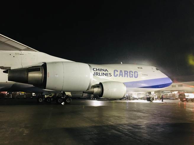 載運疫苗的華航貨機抵達桃園機場。（范揚光攝）