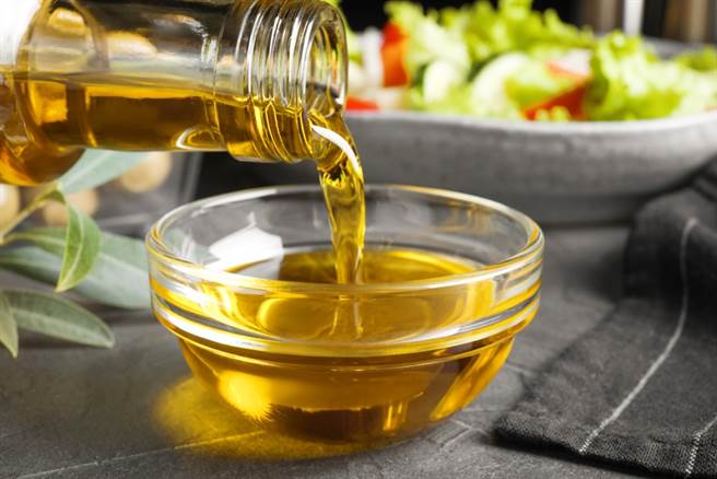 哈佛大学最新研究显示，油脂摄取的种类，比摄取的总量更重要，料理时以植物油为主能降低中风风险达12%，若以红肉等动物性油脂为主，风险上升16%。（示意图／shutterstock）