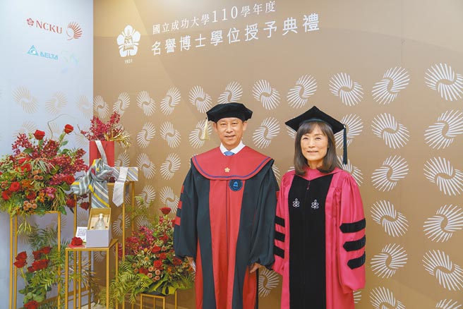 台达电执行长郑平（左）获颁成大名誉博士学位，由成大校长苏慧贞授予，表彰郑平重视创新研发、带领台达电代表台湾产业承诺世界永续发展。图／吴筱雯