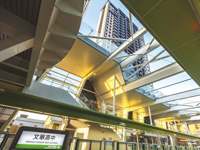 台中捷运绿线通车后累积运量已突破200万人次，每月运量持续攀升，即将复制台北都会区「逐捷运而居」的新生活型态，台中第一座捷运共构宅「冠德文心绽」落成，体验下楼即进站、到站即到家的快速、高效生活。图／业者提供