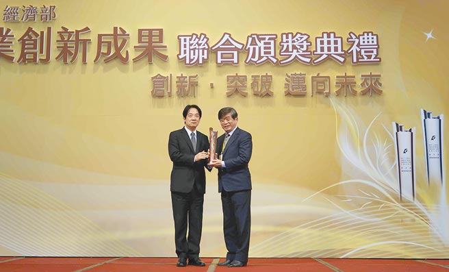 副总统赖清德表彰第七届经济部国家产业创新奖，纺织所所长李贵琪（右）上台接受颁奖。图／业者提供