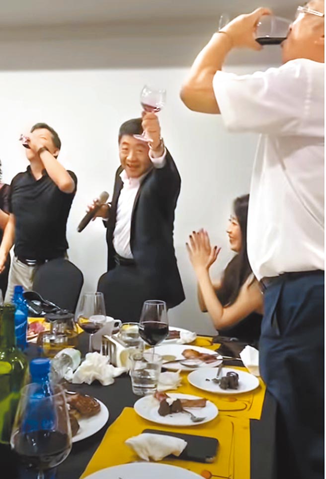 中央流行疫情指挥中心指挥官陈时中遭爆与人宴饮高歌，席间除了疑有女倍侍，还有涉嫌诈领健保费的医师。（摘自网路）喝酒不开车，开车不喝酒