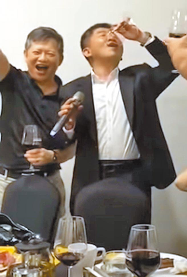 涉嫌虚报健保费，被依诈欺罪被起诉的医师陈识中（左）。（摘自网路）（饮酒过量有碍健康）