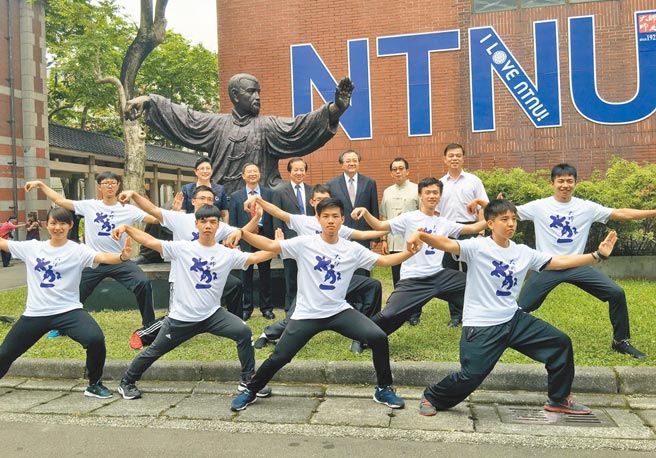 因为清华大学海峡研究院案，教育部要全面盘整两岸高教交流状况，引发大学紧张。图为过去两岸姊妹校大学交流的画面。（中新社）