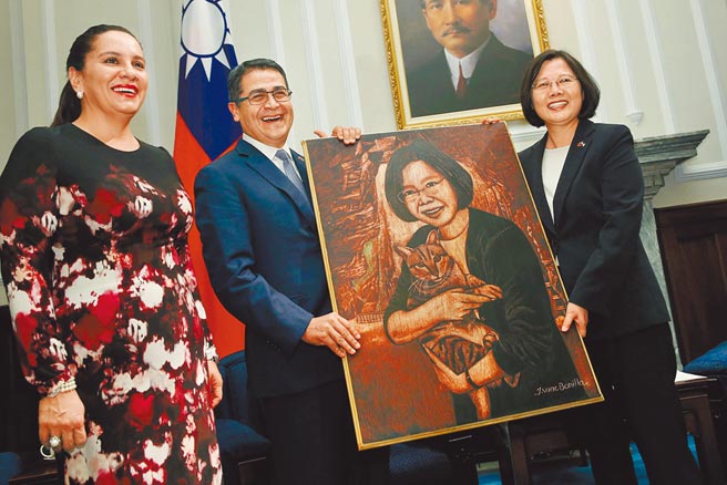 宏都拉斯總統葉南德茲（左二）今日將抵達台灣訪問。圖為葉南德茲2016年10月訪台時與蔡英文總統相互贈禮。（總統府提供）