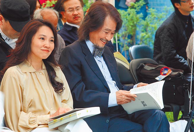 施明德妻子陳嘉君於臉書指出，美麗島「義務」辯護律師世代「拒絕金錢誘惑」嗎？至少「我家與黃信介家都有付律師費」。圖為美麗島大審30周年，施明德重返審判現場發表新書，妻子陳嘉君（左）出席力挺。（本報資料照片）