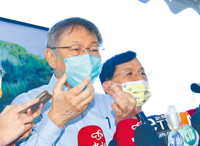 台北市长柯文哲（左）11日出席「新生南路3段水圳意象重现暨人行景观美化工程」成果发表会后受访，针对有关春节返乡检疫政策，再呛中央「整死人」。（陈俊吉摄）