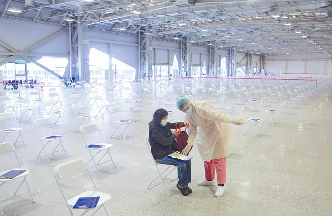 基隆市傳出有400多名學生10月底就已施打第二劑BNT。圖為北市花博接種站11日施打第13輪BNT疫苗，預約民眾屈指可數。（張鎧乙攝）