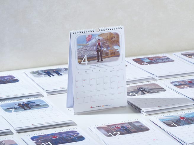 華航2022年月曆「一直在這裡」採用插畫設計，其中4月份裝載管制員及9月份貨運管制員是貨運團隊首度登上月曆代表人物。（華航提供）