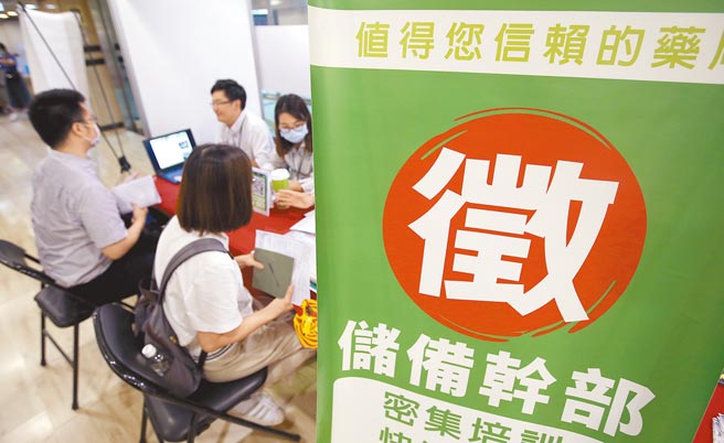 警戒降级引爆内需井喷，餐饮业人力缺口不减反增，餐饮龙头王品集团昨日一口气开出1700个职缺，是年初的3倍，同样开出上千职缺的还有乐多多、筑间两大以锅物为主力的连锁餐饮集团，再加上飨宾、争鲜、乾杯、豆府、摩斯汉堡、麦当劳等，高挂职缺破万，堪称是歷年来最猛爆也最难解的缺工潮。（本报资料照片）