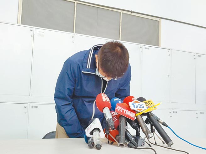 11日上午張男父親張朝棟現身工廠舉行記者會，90度鞠躬向社會大眾與宋姓男大生家屬致歉。（吳建輝攝）