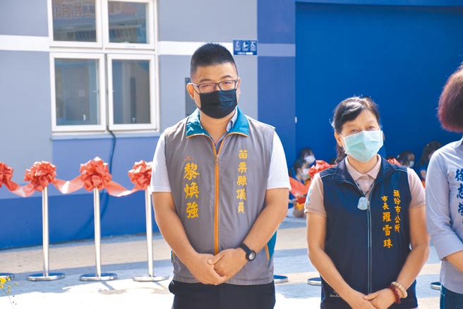 頭份市長羅雪珠（右）尋求連任，未來對手可能是無黨籍的縣議員黎煥強（左）。（謝明俊攝）