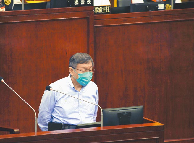 北市议员简舒培质疑柯文哲的随扈跑党政行程，竟报北市差旅费，柯文哲呛总统蔡英文去中常会民进党买单吗？（杨亚璇摄）