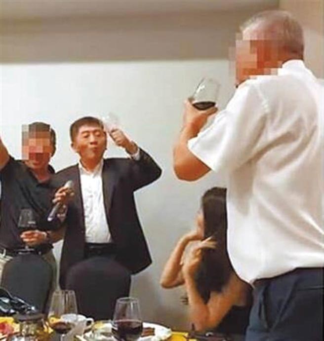 網傳影片中，陳時中與友人聚餐喝酒唱歌，全都沒戴口罩。身旁男子身分遭爆是心臟科醫生陳識中。（圖/摘自影片截圖）（飲酒過量 有礙健康）