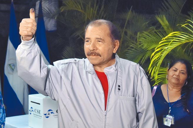 尼加拉瓜强人奥蒂嘉赢得7日举行的大选，第5度当选总统。（新华社）