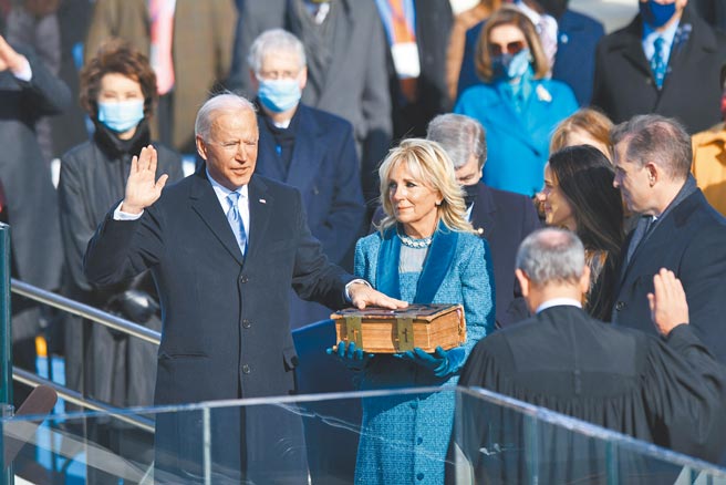 中共十九届六中全会闭幕后，中共中央正式进入二十大时间，明年美国将举行期中选举，其结果将牵动拜登（前左）能否连任。图为拜登1月20日在第46任美国总统就职典礼上宣誓。（新华社）