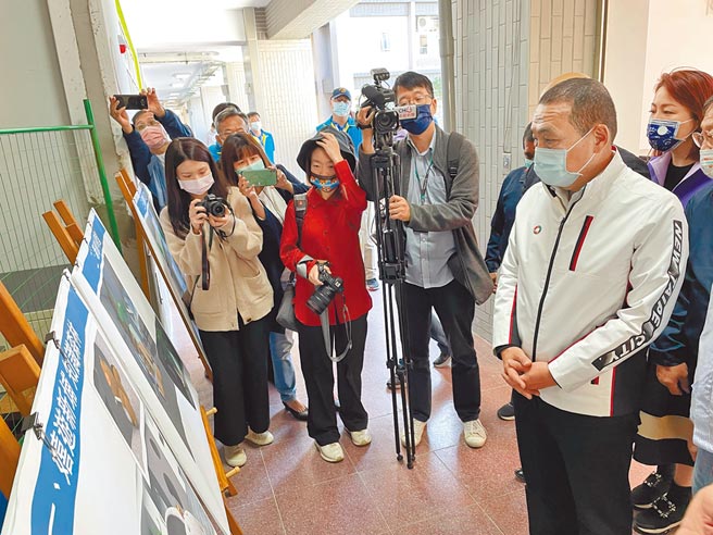 新北市长侯友宜（右一）11日上午9时许视察板桥区新埔国小校舍整建工程。（叶书宏摄）