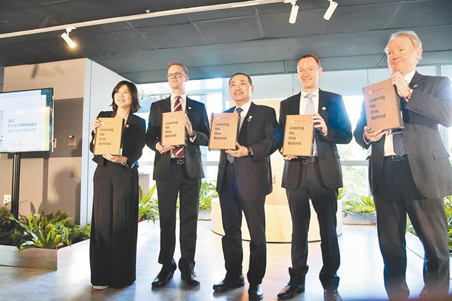 新北市11日发表《2021新北市地方自愿检视报告》，邀请北欧芬兰、瑞典、丹麦代表与企业共同开箱见证。（叶德正摄）