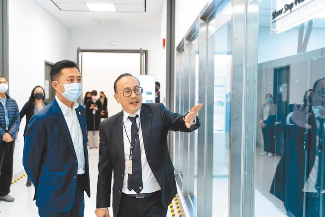 新竹市长林智坚（左）参访全球最大云端伺服供应商纬创资通内湖总部的Advanced Lab。（新竹市府提供／邱立雅竹市传真）