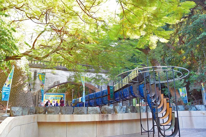 彰化縣文化局舉辦藝遊彰化，八卦山上山下共設置10件大型公共藝術作品，《銀橋基地2021》作品則穿越銀橋，宛如通往未知宇宙的時光隧道。（吳敏菁攝）