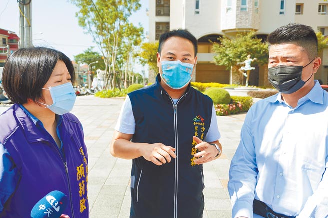 台中市副议长顏莉敏（左）与前立委顏宽恒（右）会勘沙鹿危险路口。（王文吉摄）