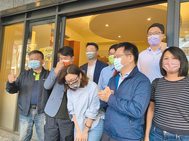 民进党台中二选区立委补选参选人林静仪（右三），与民进党、基进党团对召开决策会议。（林欣仪摄）