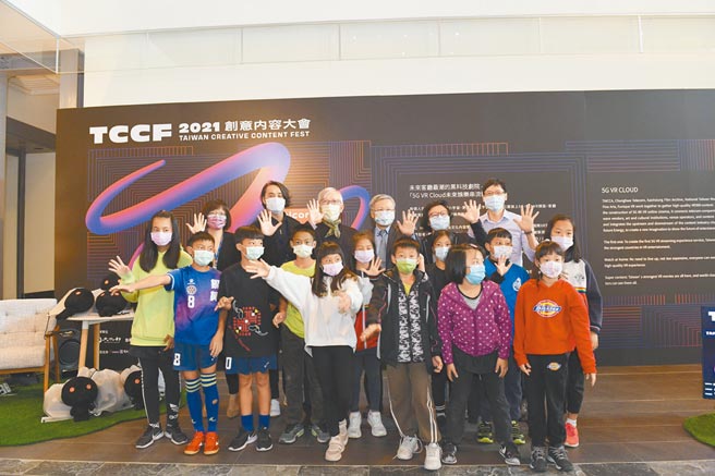 國美館「5G VR Cloud未來娛樂串流體驗」示範場域活動，讓大小朋友在新科技中玩得不亦樂乎。（國美館提供／陳淑芬台中傳真）