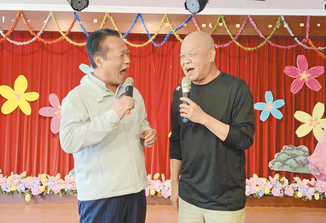 嘉义县议长张明达（右）与嘉义县长翁章梁（左）互动良好，以团结民进党继续在嘉义县完全执政为共同目标。（吕妍庭摄）