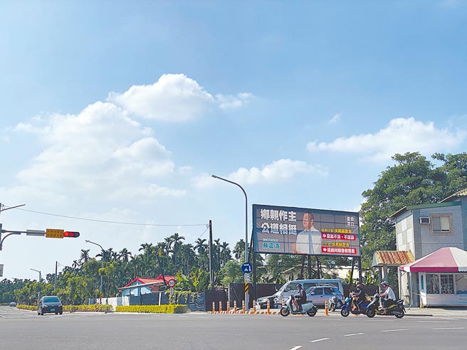 无党籍立委苏震清继10月底在屏东街头挂起「还我清白」大型看板后，11月初又陆续发放「乡亲做主、公道相挺」文宣，动作频频令人解读有意参选明年屏东县长。（谢佳潾摄）