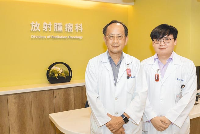 台东基督教医院癌症中心副院长郑鸿钧（左）、放射肿瘤科医师任崇文（右），一起为台东癌症病人努力。（台东基督教医院提供／蔡旻妤台东传真）