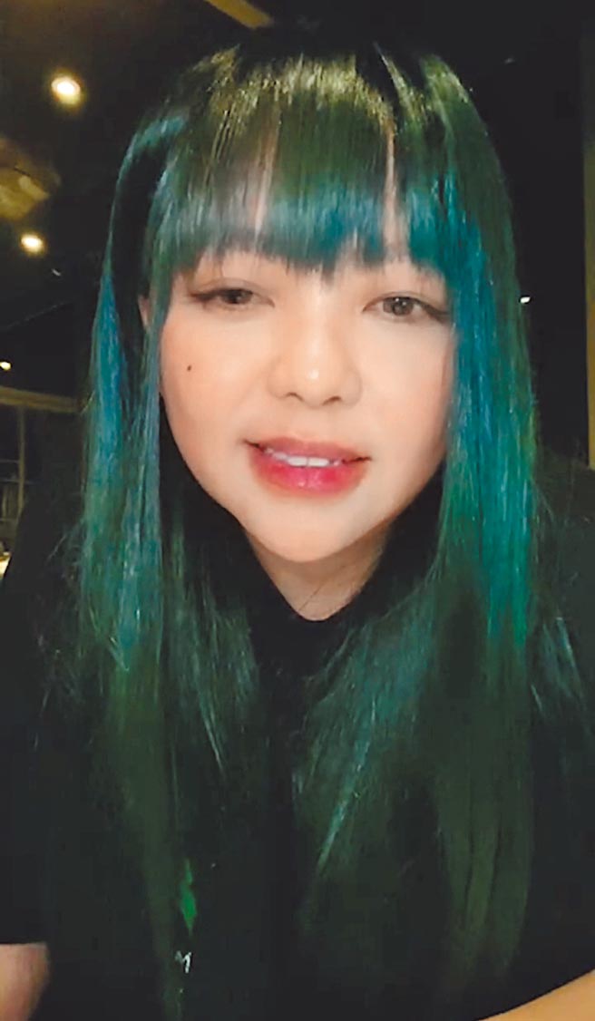 阿妹昨凌晨开直播接受歌迷点歌。（摘自张惠妹IG）